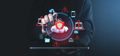 Un cloud avec un bouclier est représenté au centre d'un cercle. Il est entouré d'icônes d'e-mail, d'ordinateur, et de signes de danger représentant des cybermenaces.